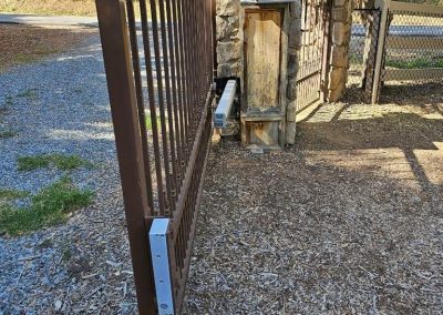 Dual swing gate, ranch style, Liftmaster actuator arms system replacement. We’ve removed an old Liftmaster miracle automatic gate actuator and put in new LA500 actuators with a new control box and a new KPW-5 keypad to work with it.