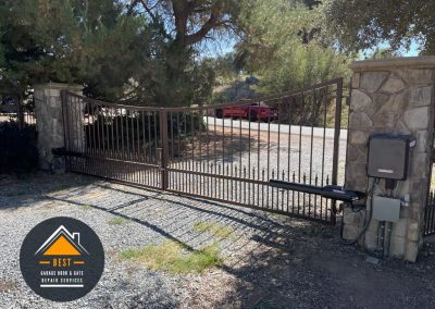 Dual swing gate, ranch style, Liftmaster actuator arms system replacement. We’ve removed an old Liftmaster miracle automatic gate actuator and put in new LA500 actuators with a new control box and a new KPW-5 keypad to work with it.
